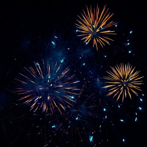 A crackling New Year's fireworks display File name:
